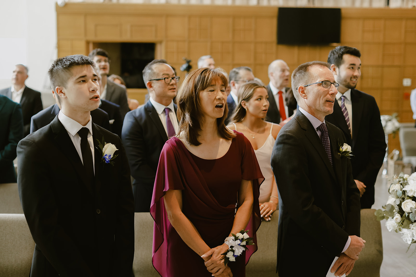 Guest sing at wedding. Wedding Photography