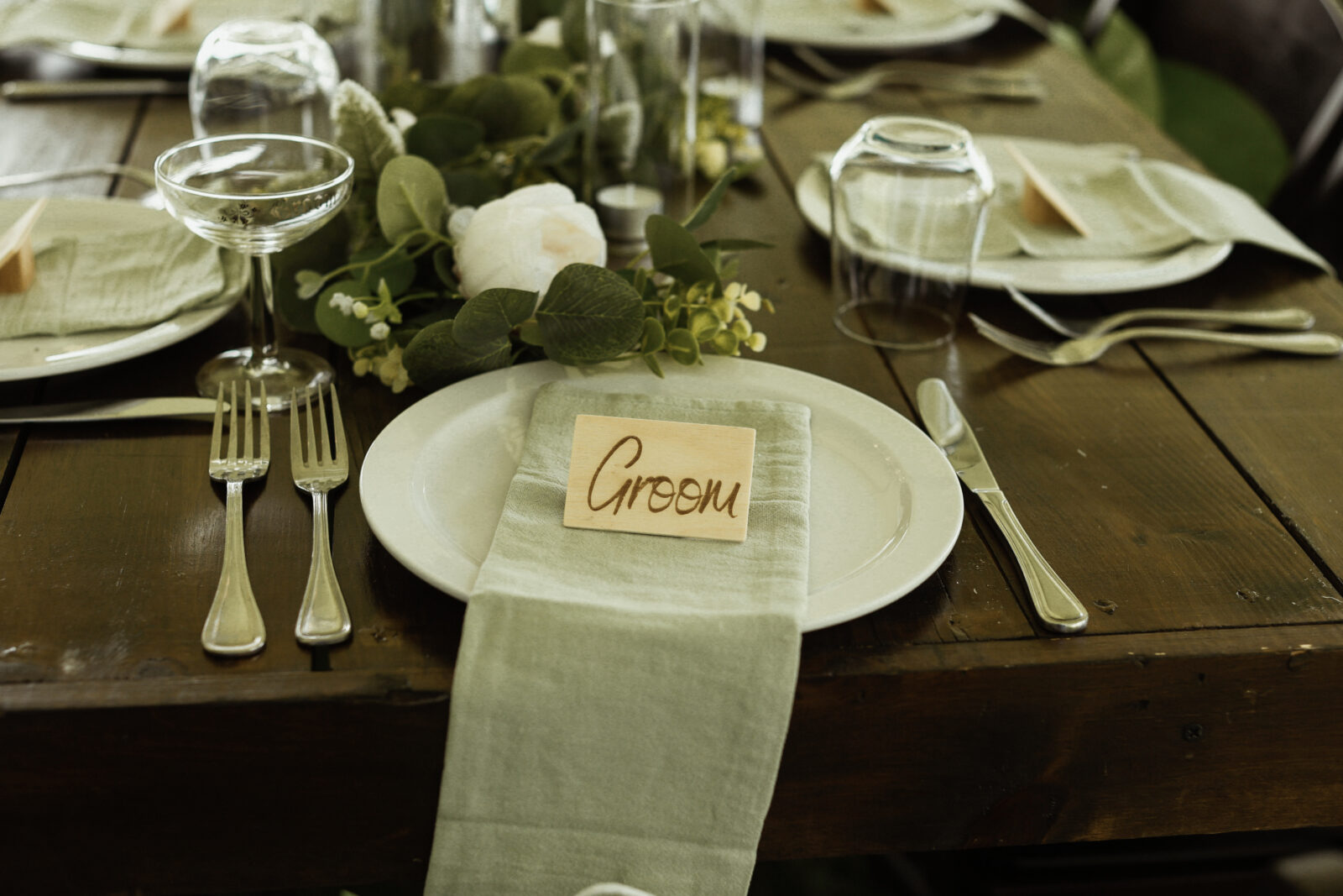 Picture of table layout with "Groom" name tag