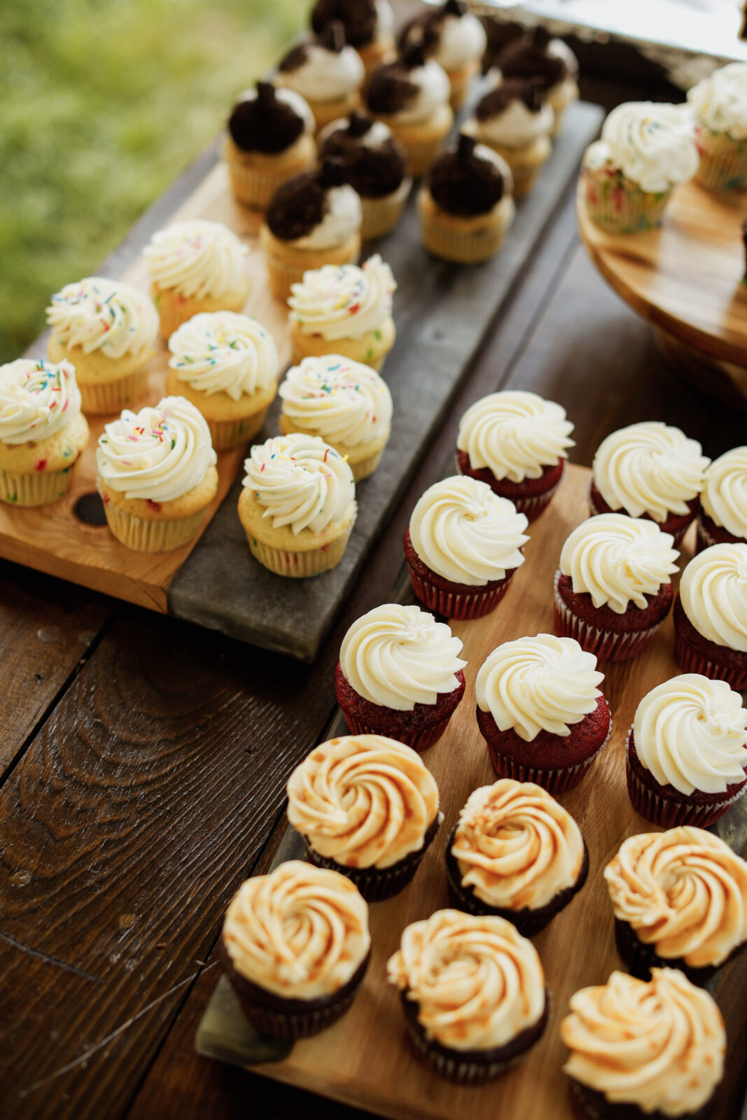 cupcakes on platters